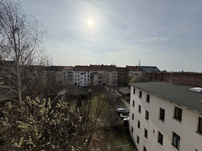 Schön geschnittene, bahnhofsnahe 3-Raum-Dachgeschosswohnung mit gut ausgestattetem Badezimmer!