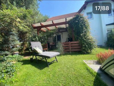 Modernes Doppelhaus in Markkleeberg-Ost mit Pool, großzügigem Garten, stilvollem Gäste-Bad und hochw