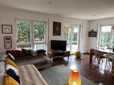 Moderne 3 Zimmer EG - Wohnung mit Tgl. Bad und großer Eckterrasse in ruhiger/zentraler Lage
