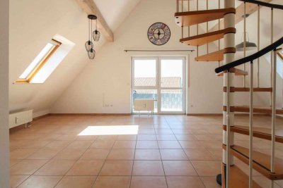 Lichtdurchflutete Maisonette mit Galerie, zwei Balkonen & Duplex-Stellplatz