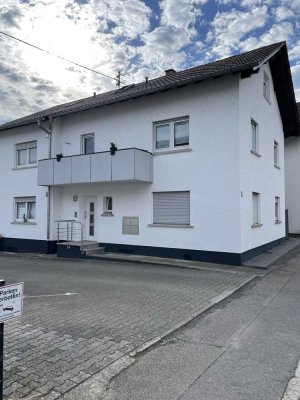 Gepflegte DG-Wohnung 2 Zimmer, EBK und gemeinschaftlich genutzer Balkon in Sandweier