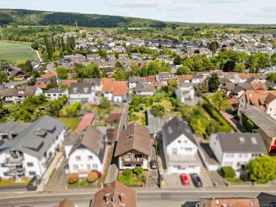 2-Familienhaus mit XXL-Grundstück