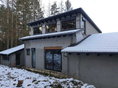 Wochenendhaus im Grünen – Rohbau 90m² auf 1.500 m² Grund.
Preis: WH 179.000€ + Material. VB 40.000€