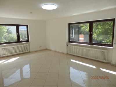 3 Zimmer, Küche, 2 Bäder, teilüberdachte Terrasse  sowie ein Parkplatz
