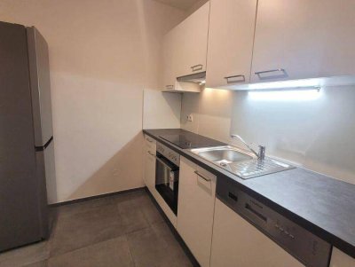 Saniert: Ruhiger 2 ZIMMER-NEUBAU + extra Küche neu möbliert + Bad mit Wanne + extra WC + Lift!