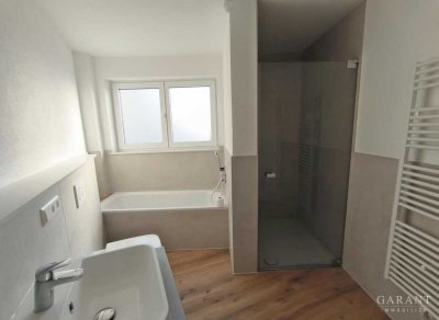 ** ERSTBEZUG! 4,5 Zi.-EG-Wohnung + gr. Grt., 108 qm Wfl., hochwertige Bauweise, modern und schick **