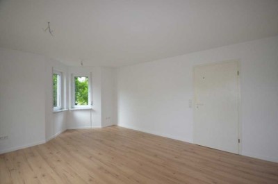 Renovierte 2-ZW mit Terrasse, Gartenanteil, EBK und TG-Stellplatz in schöner Wohnlage
