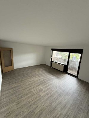Erstbezug nach Sanierung: 3-Zi.-Wohnung mit Balkon im 2. OG in Heusenstamm
