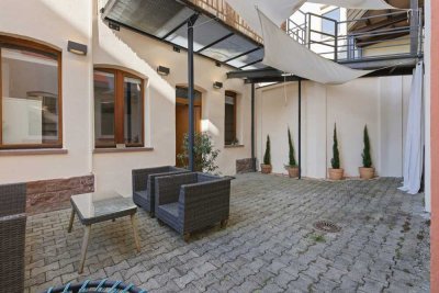 Haus im Haus: einzigartige Maisonettewohnung mit Balkon und Hofterrasse - anschauen lohnt sich!