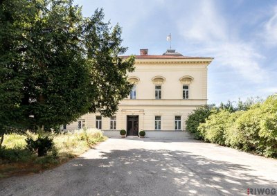 Herrschaftliche Villa in ruhiger Lage | Gartenwohnung mit ca. 4,40 m Raumhöhe | sanierungsbedürftig | Parkplatz | U-Bahnnähe