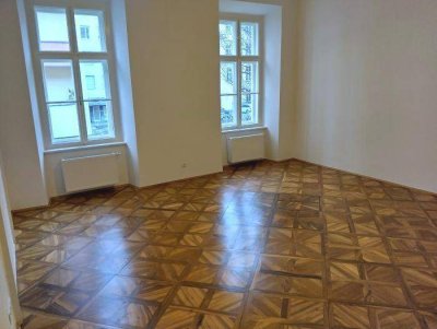Erstbezug: Sanierter 4 ZIMMER-Altbau, extra Küche neu möbliert, sanierte Sanitäranlagen (Bad + WC)!