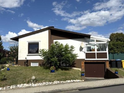 Unterkellerter Bungalow auf großem Areal
