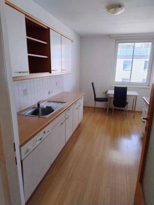 2-Zimmer-Wohnung mit extra Küche und 2 Balkonen| U6 Dresdner Straße