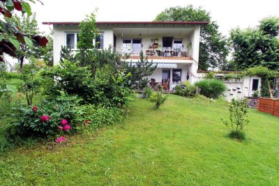 Zweifamilienhaus mit großzügigem sonnigen Garten