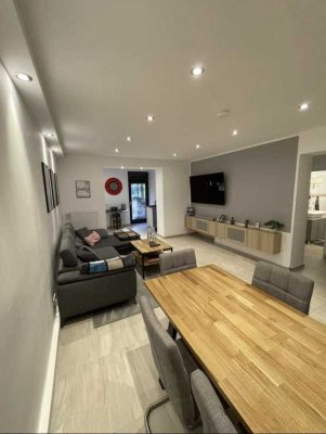 Stilvolle 2,5-Zimmer-Souterrain-Wohnung mit Balkon und EBK in Düsseldorf Eller