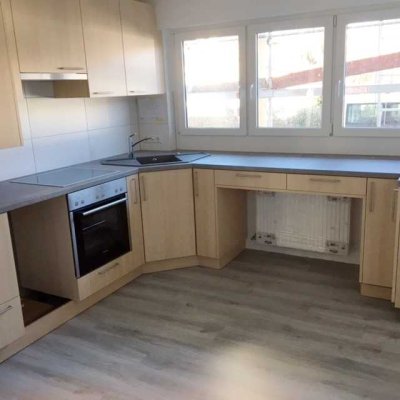 Sehr helle, sonnige  renovierte 2  1/2 - Zi. EG-Whg 56 qm Wohn-Einbauküche, Süd-Balkon, Steinenbronn