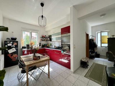 Nahe Hopfenberg - gut geschnittene 2 Zimmer Wohnung mit Wohnküche, Wannen-/Duschbad/Fenster, Laminat