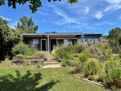 **Ihr Rückzugsort im Grünen – moderner Bungalow mit Charme in der Eifel**
