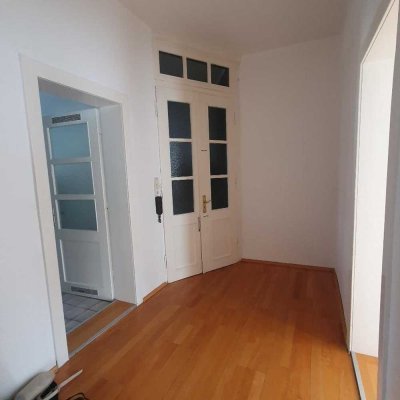 Lichtdurchflutete, frisch renovierte, bezugsfertige 3 Zi Altbauwohnung in zentraler Lage