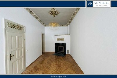 Altbaucharme pur: Große Erdgeschosswohnung mit Kamin, Loggia & Einbauküche