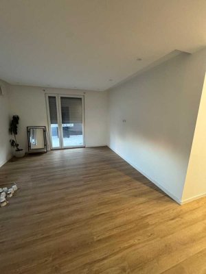 Erstbezug nach Sanierung mit Terasse: Exklusive 2,5-Raum-Wohnung mit geh. Innenausstattung
