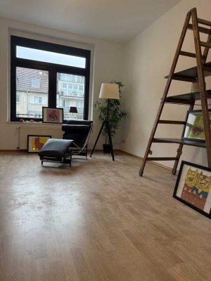 ALTBAUWOHNUNG IN DER ALTSTADT - SUPER HELL - HOHE DECKEN- 2 ZIMMER