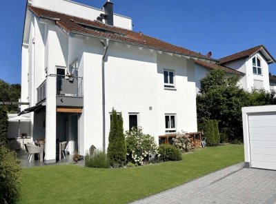 Moderne Doppelhaushälfte in ruhiger Lage von Wiesbaden-Naurod mit Garten, Kamin und Dachterrasse