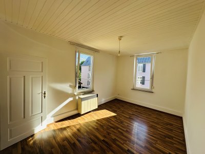 Schöne 2 Zimmer Wohnungen nähe Neckarufer in Stuttgart Bad Cannstatt.  Diese charmante und gut geschnittene 2-Zimmer-Wohnung mit ca. 40 m2 Wohnfläche befindet sich im 2. OG