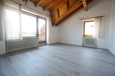 Lichtdurchflutete 2-Zimmerwohnung in ES-Zell mit Dachbalkon, Küche und Garage