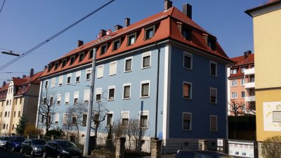 Helle 2 Zimmer Dachgeschosswohnung mit Küche, Bad und Keller, Garage optional