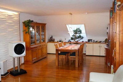 Vierzimmerwohnung in Spielstraße mit großer Garage!