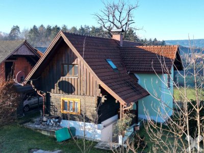 Saniertes Holz-Bauernhaus in leicht erhöhter Lage