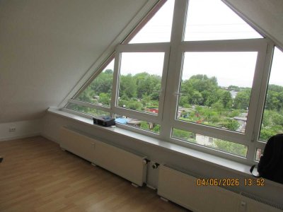 4 Zimmer Dachgeschosswohnung mit 2 Bädern, EBK und Balkon