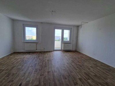 Ab 10.12.2025 // Frisch renoviert // 3-Zimmer mit Wohnküche, Balkon und Wannenbad!