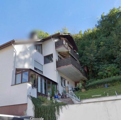 Split-Level Einfamilienhaus am Hang