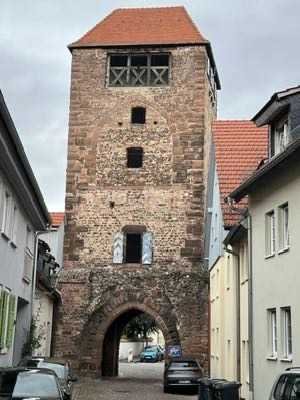 Erdgeschosswohnung mit Terrasse, exklusivem Gartenanteil & Tiefgarage – im Herzen von Ladenburg
