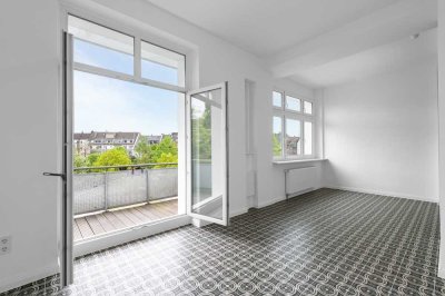Renovierter Altbau: Traumhafte 4-Zimmer-Wohnung mit Balkon im Erstbezug