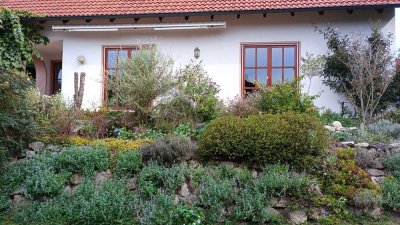Geräumige Vier-Zimmer-Wohnung mit großer Südterrasse für Gartenliebhaber