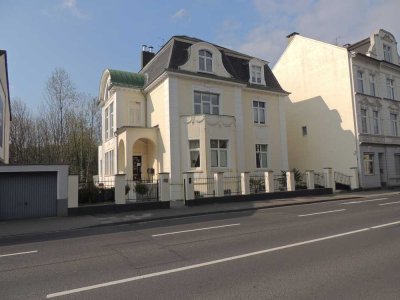 HOCHWERTIG SANIERTE VILLA MIT 6 WOHNUNGEN 6 PKW-STELLPLÄTZE UND 1 GARAGE IN RS-BLIEDINGHAUSEN