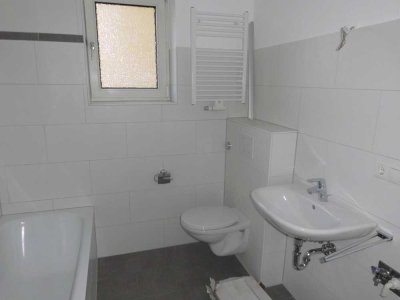 Sehr schöne frisch sanierte Wohnung mit Balkon zu vermieten