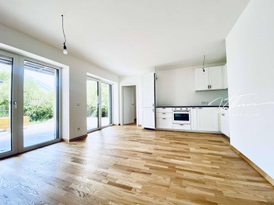 Neubauwohnung mit zwei Stellplätzen und Eigengarten.