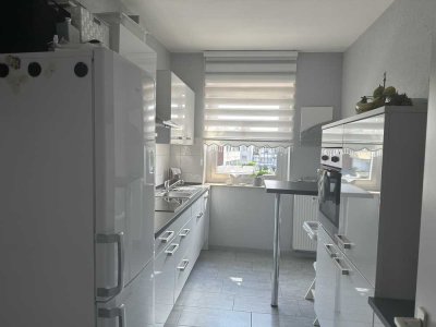 Mit Aufzug! Zentral gelegene 2 Zimmerwohnung Balkonen – Wohnen mit kurzen Wegen