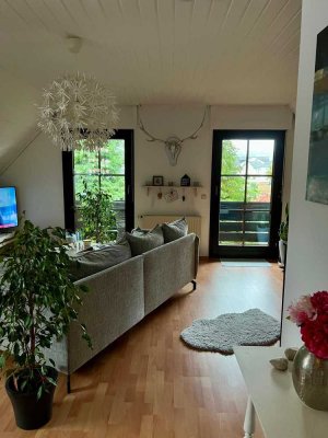 Helle Dachgeschosswohnung in ruhiger Lage von Thomasberg – mit Balkon, Einbauküche und Carport