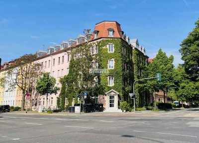 antaris Immobilien GmbH ** Lichtdurchflutete Dachgeschosswohnung mit Charme, Aufzug & Top-Lage **