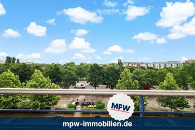 Mit Ausblick & zum Gestalten: Helle Wohnung mit Balkon in ruhiger Lage