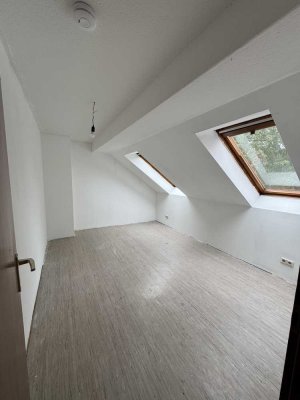 Erstbezug nach Sanierung: Attraktive 2,5-Raum-DG-Wohnung mit gehobener Innenausstattung in Dortmund