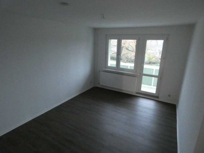 Sie suchen, wir haben eine helle 3 Raum Wohnung mit EBK und Balkon  im 3.OG