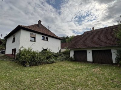 freistehender Bungalow auf großem Grundstück
