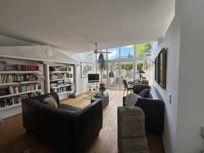 Helles, massives Architektenhaus mit kleinem Garten, Stellplätzen und Garage
