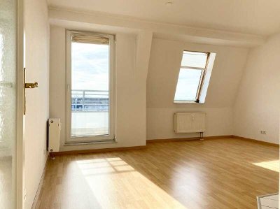 wunderbare Dachgeschosswohnung mit offener Küche + Balkon in Schloßchemnitz